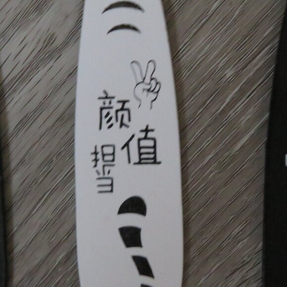 Set of 4 Wooden Cat Shape Bookmarks Chinese Writing (B318) - Picture 5 of 7